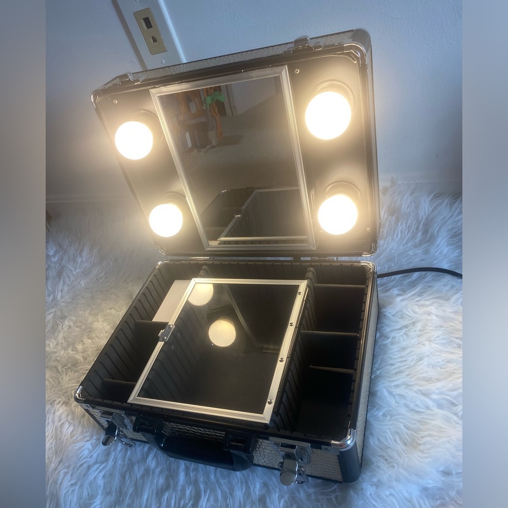 LOLA V Lighted Makeup Train Case with Mirror